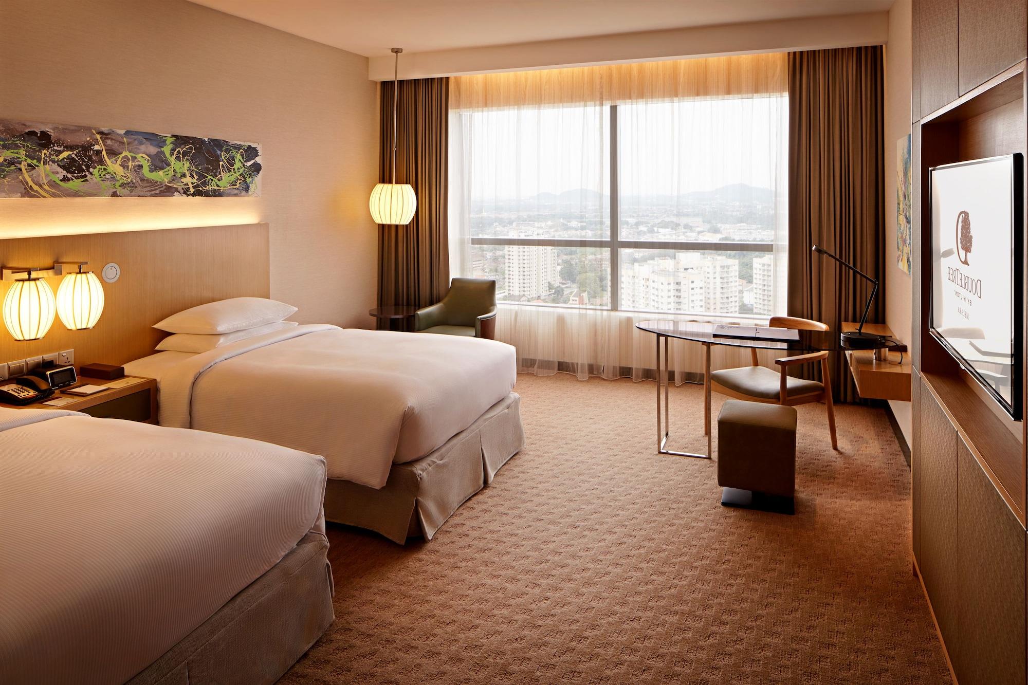 Hotel Doubletree By Hilton Melaka Malacca Esterno foto Deluxe Room