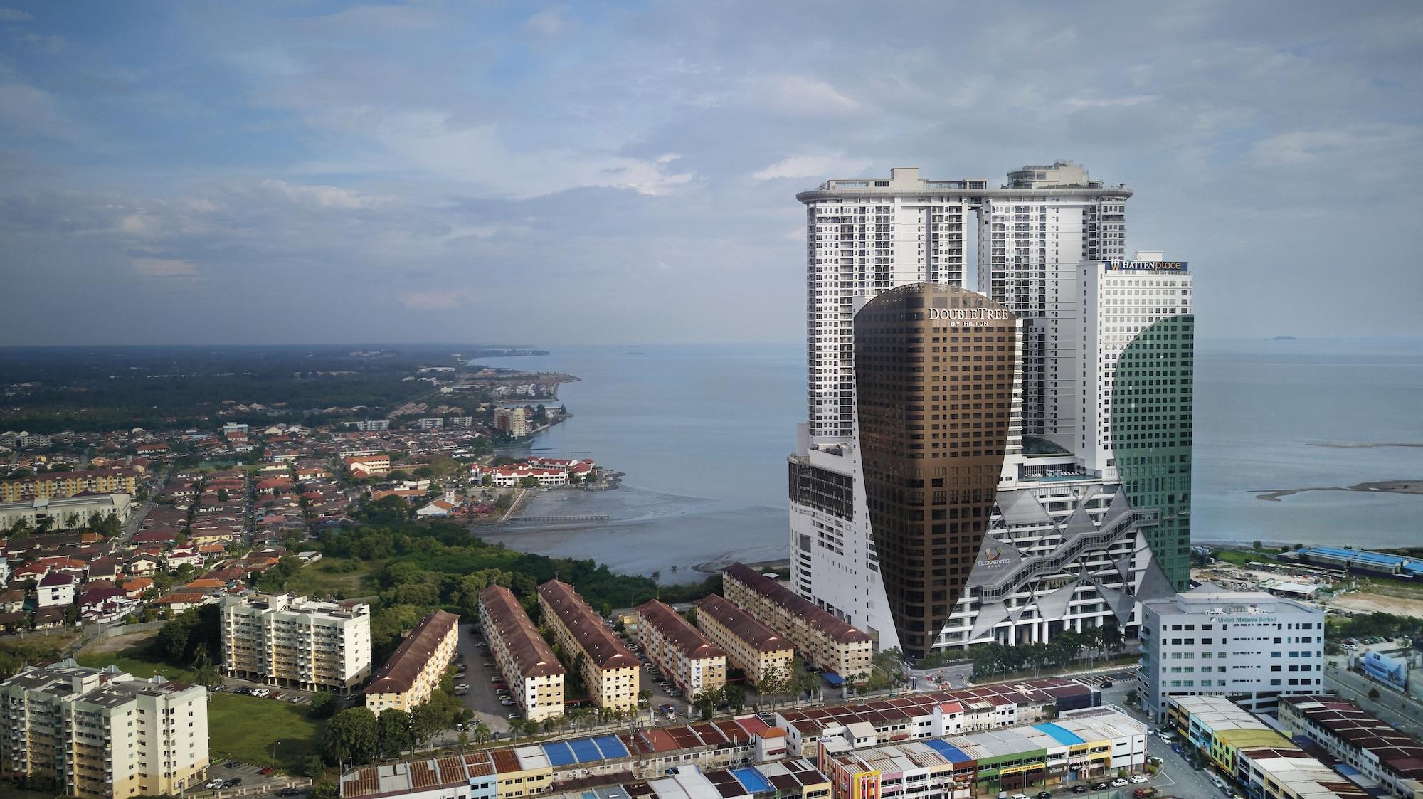 Hotel Doubletree By Hilton Melaka Malacca Esterno foto The Straits View