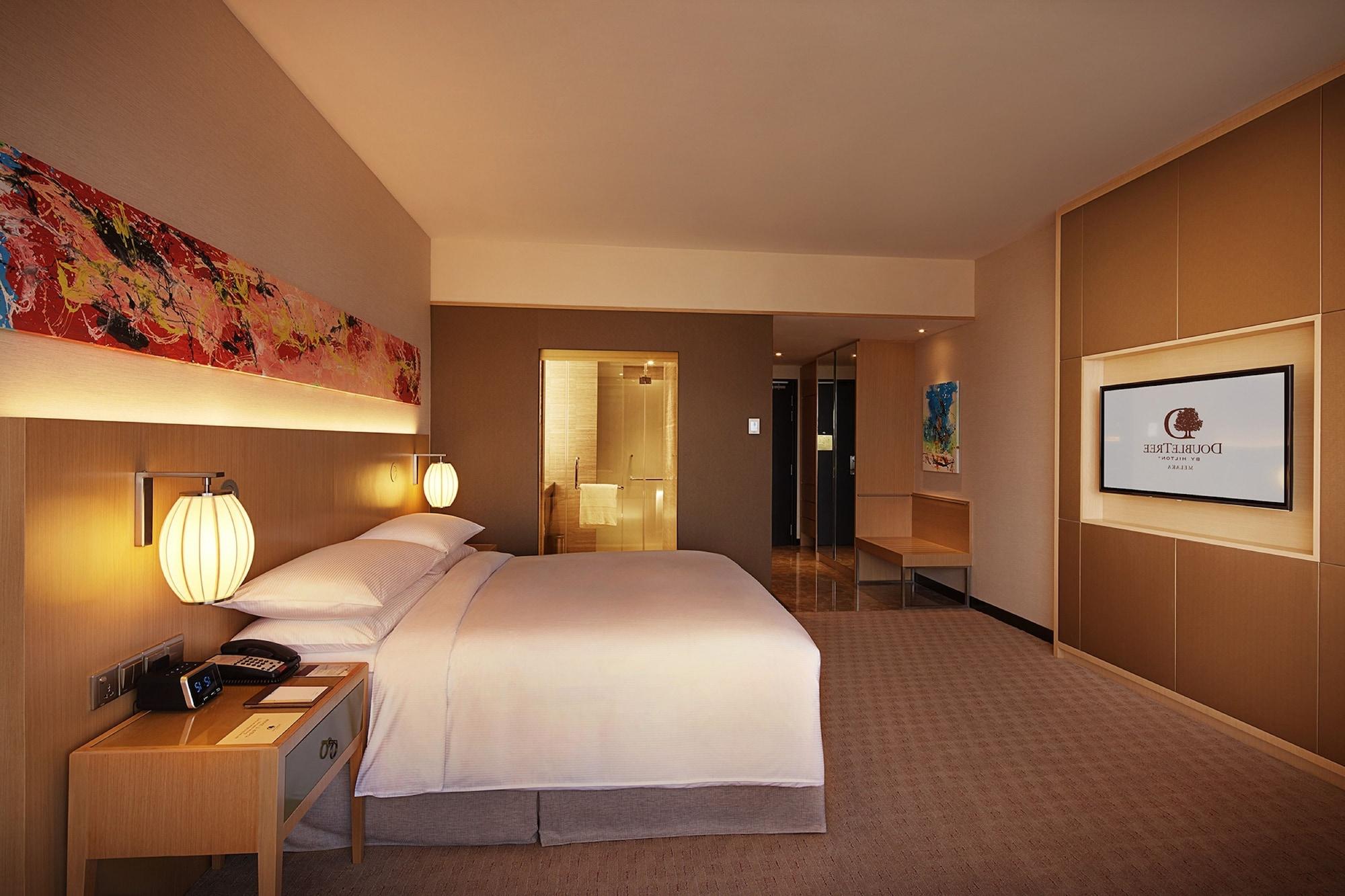 Hotel Doubletree By Hilton Melaka Malacca Esterno foto Deluxe Room