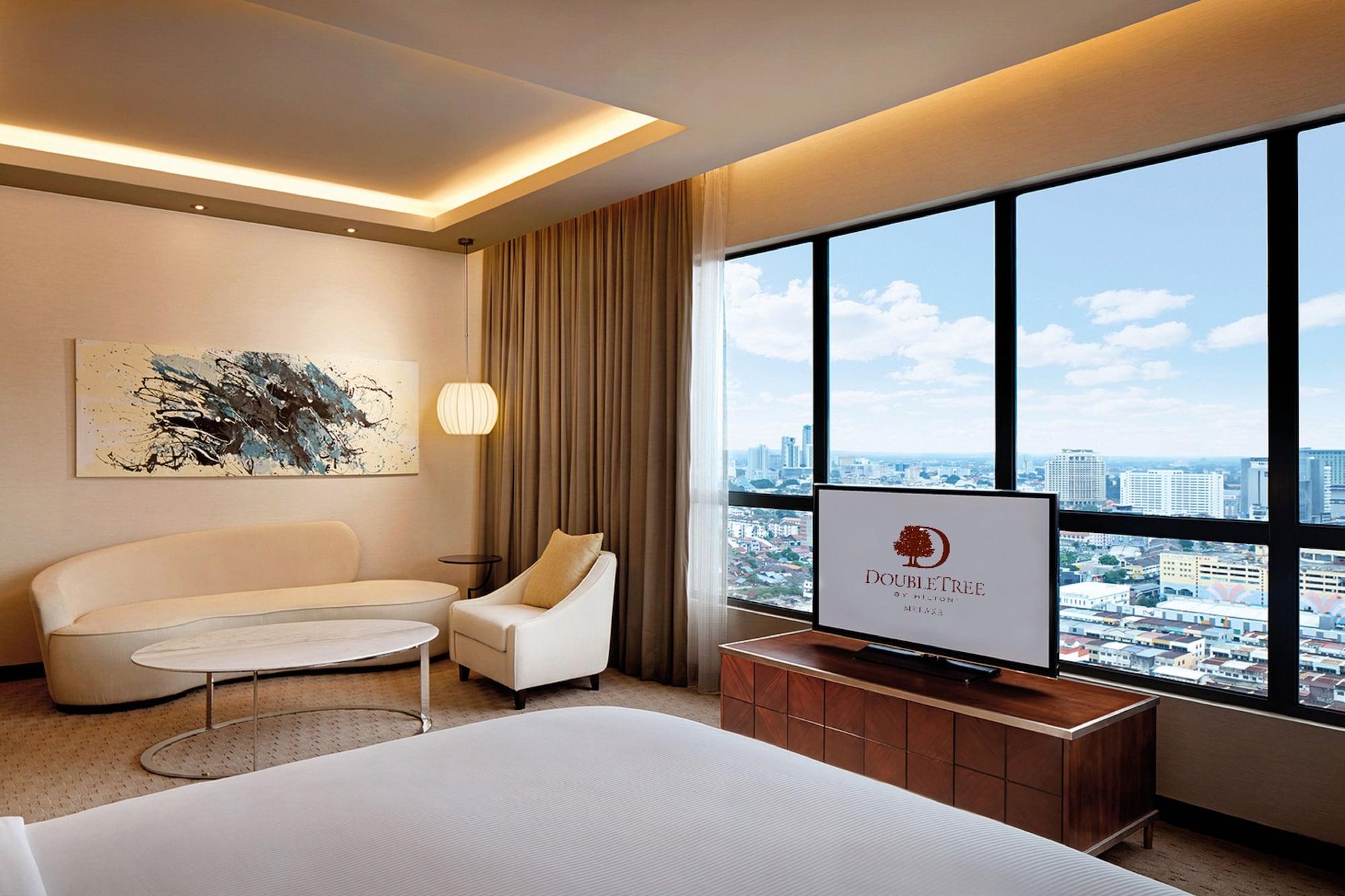 Hotel Doubletree By Hilton Melaka Malacca Esterno foto Deluxe Suite