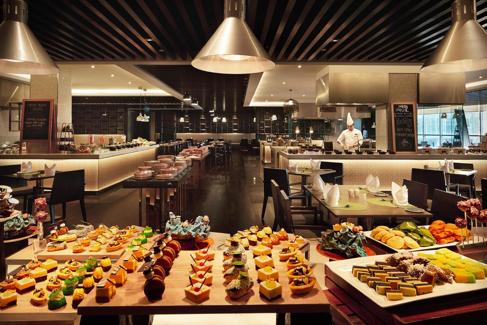 Hotel Doubletree By Hilton Melaka Malacca Esterno foto The open kitchen at the restaurant