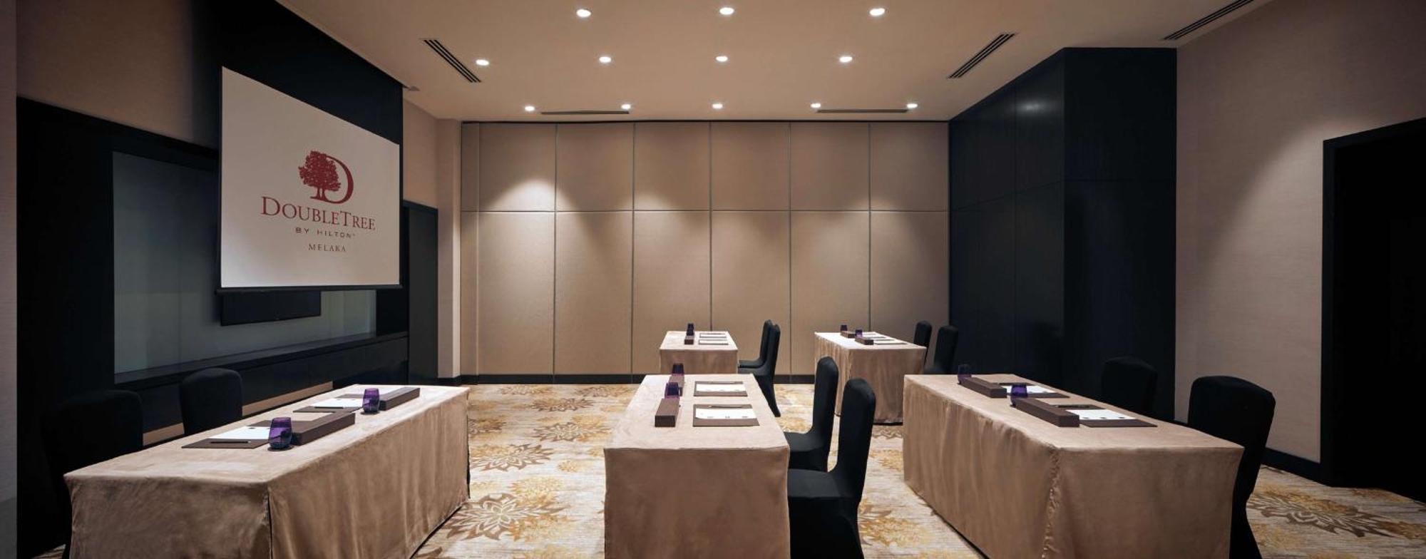 Hotel Doubletree By Hilton Melaka Malacca Esterno foto Meeting room at The Tree Hotel