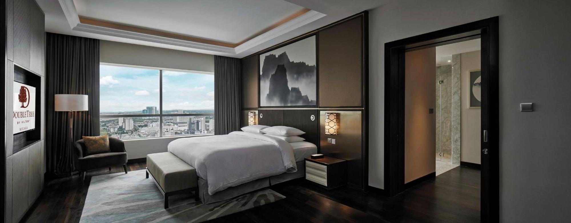 Hotel Doubletree By Hilton Melaka Malacca Esterno foto Deluxe Suite