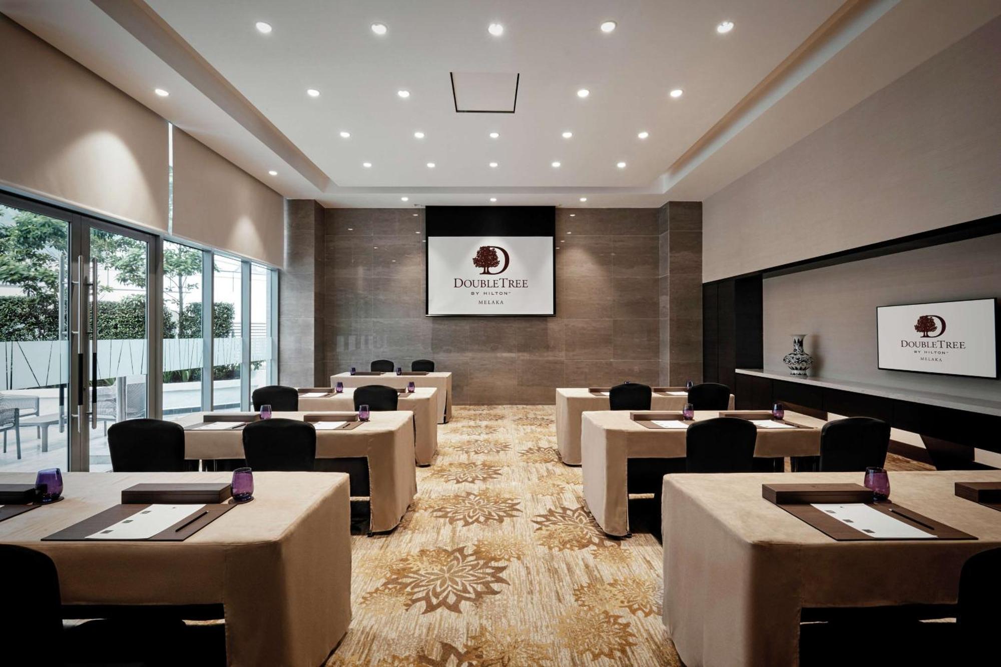 Hotel Doubletree By Hilton Melaka Malacca Esterno foto Meeting room