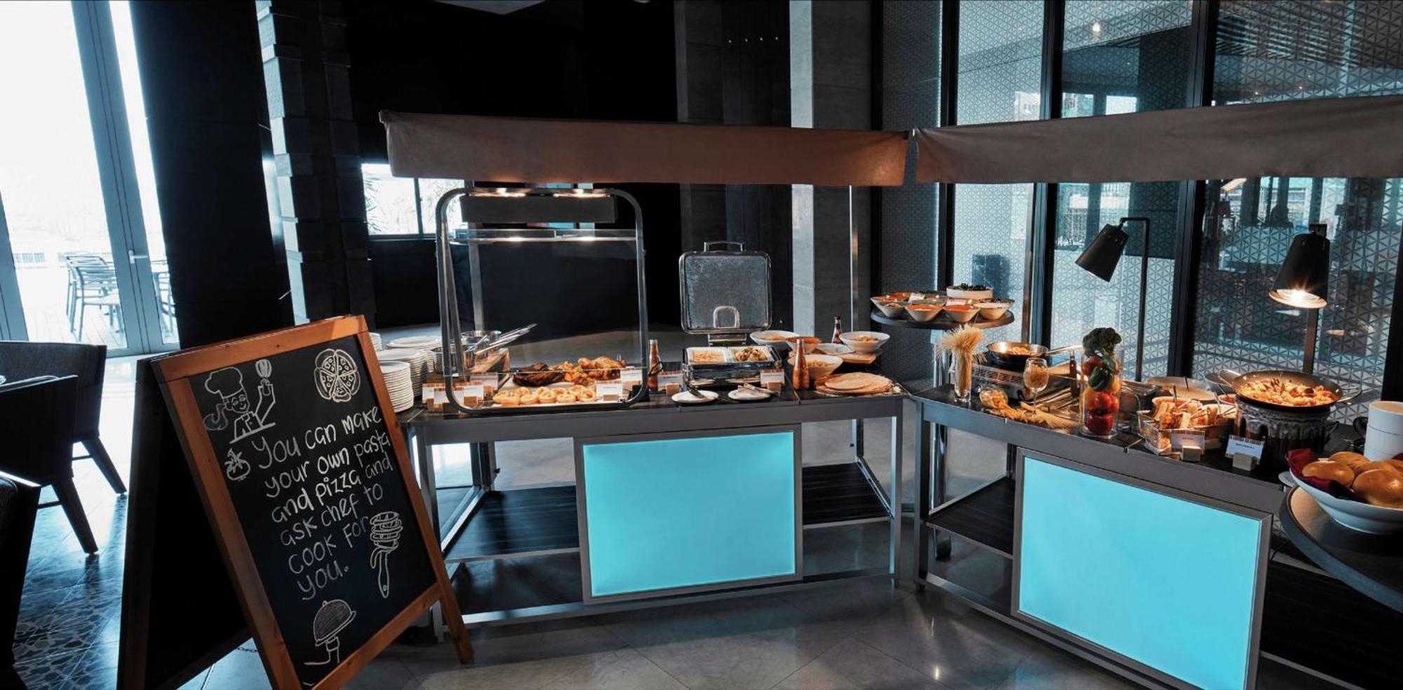 Hotel Doubletree By Hilton Melaka Malacca Esterno foto A buffet at a hotel