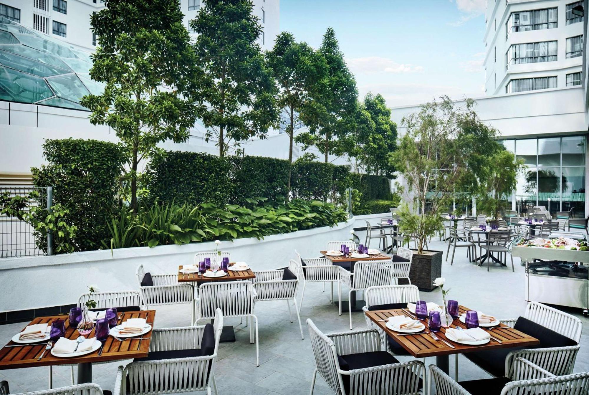 Hotel Doubletree By Hilton Melaka Malacca Esterno foto The outdoor dining area at the hotel