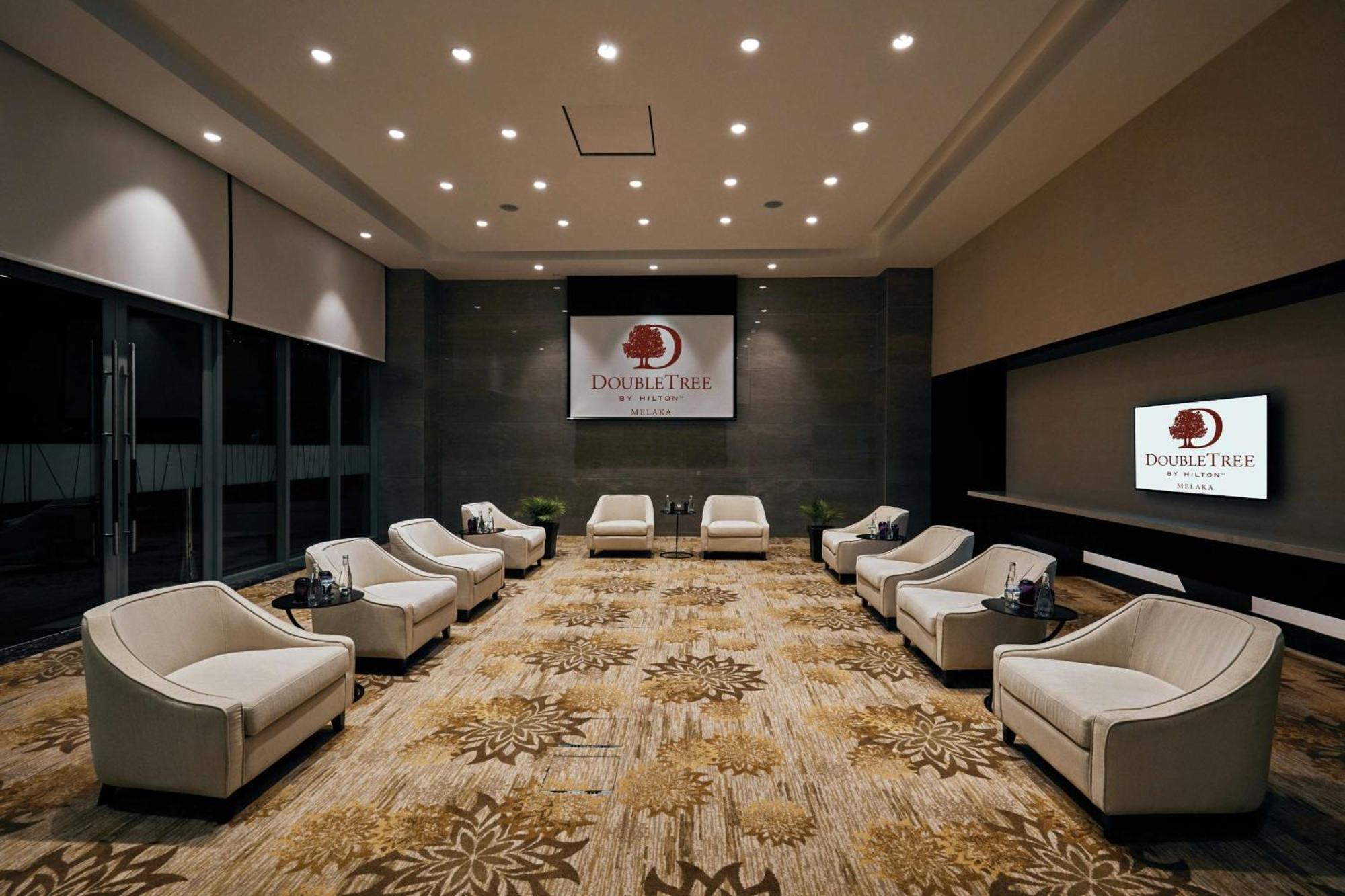 Hotel Doubletree By Hilton Melaka Malacca Esterno foto The lounge at the airport