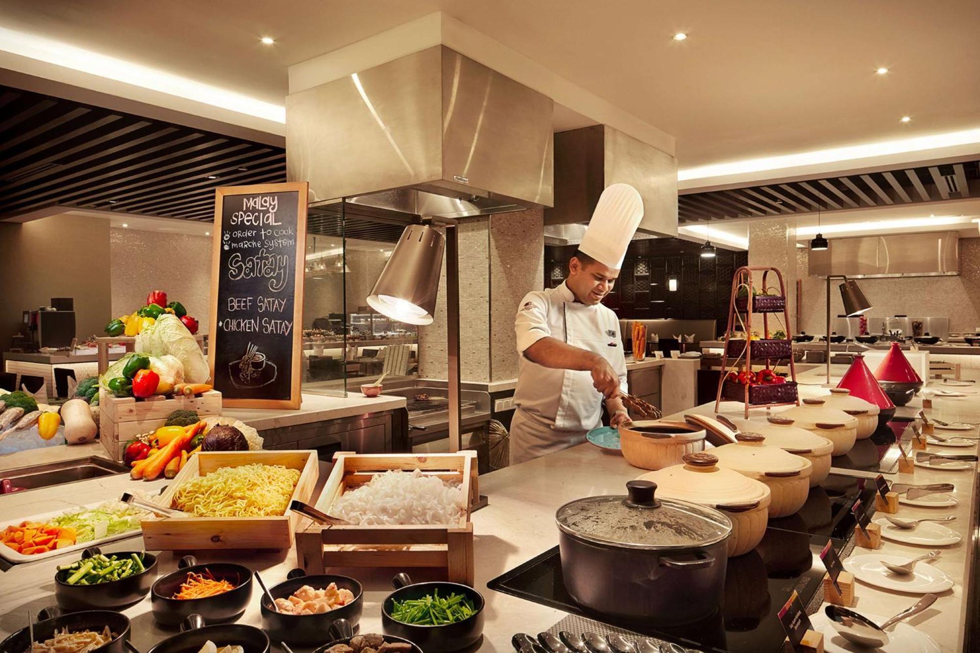 Hotel Doubletree By Hilton Melaka Malacca Esterno foto A live kitchen at a hotel