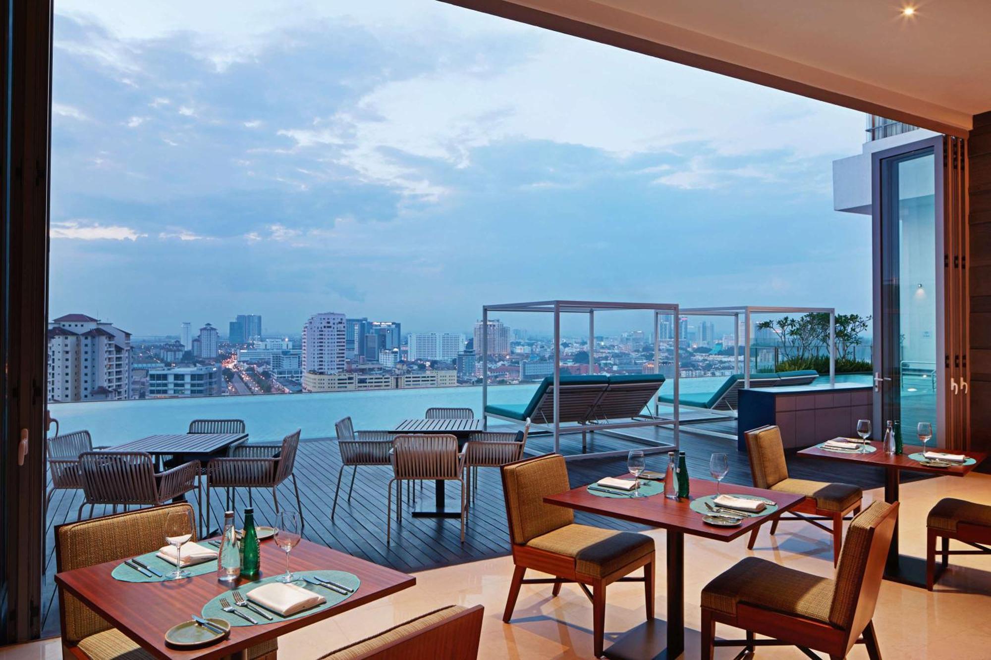 Hotel Doubletree By Hilton Melaka Malacca Esterno foto The 360° Bar