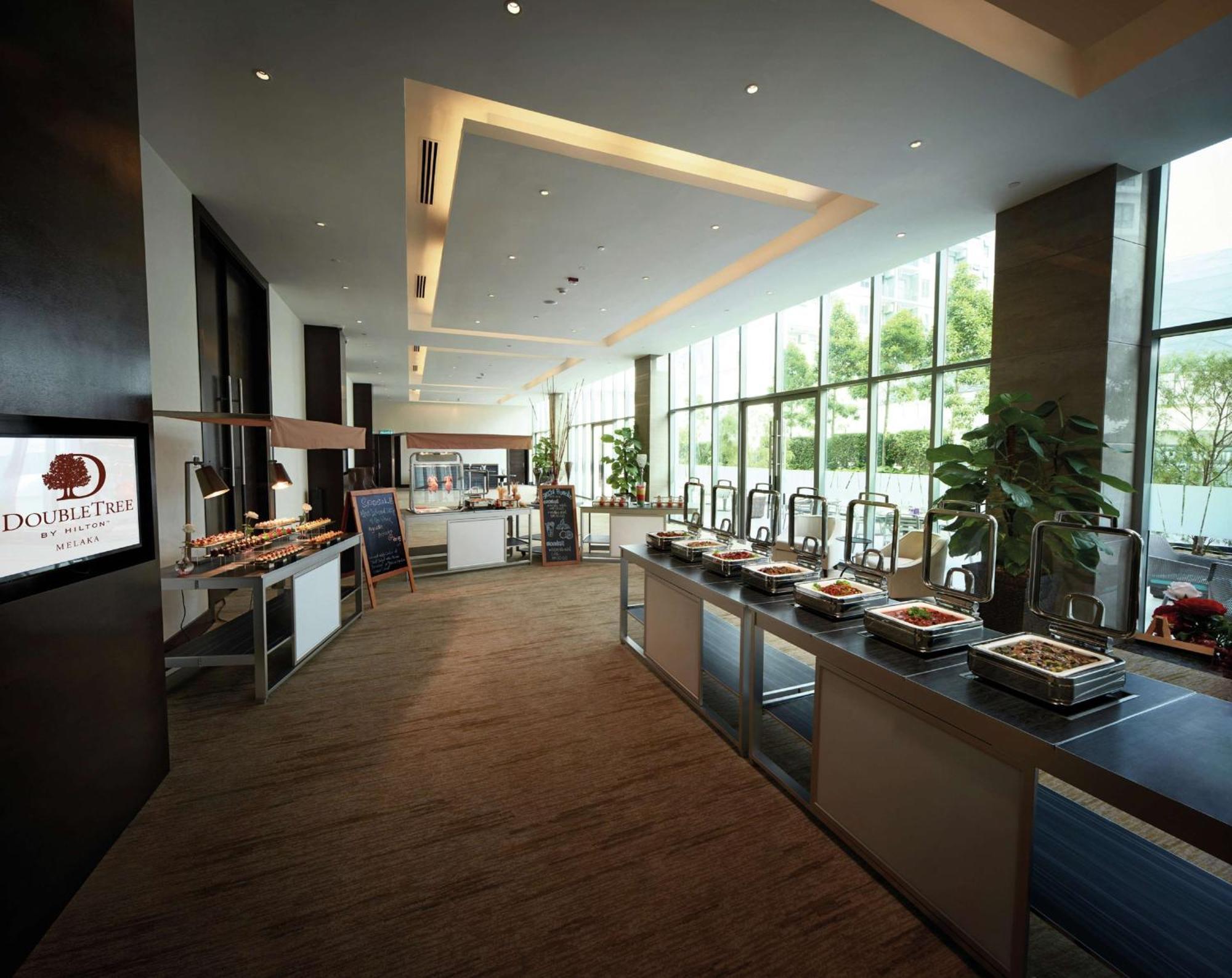 Hotel Doubletree By Hilton Melaka Malacca Esterno foto The lounge at KLIA