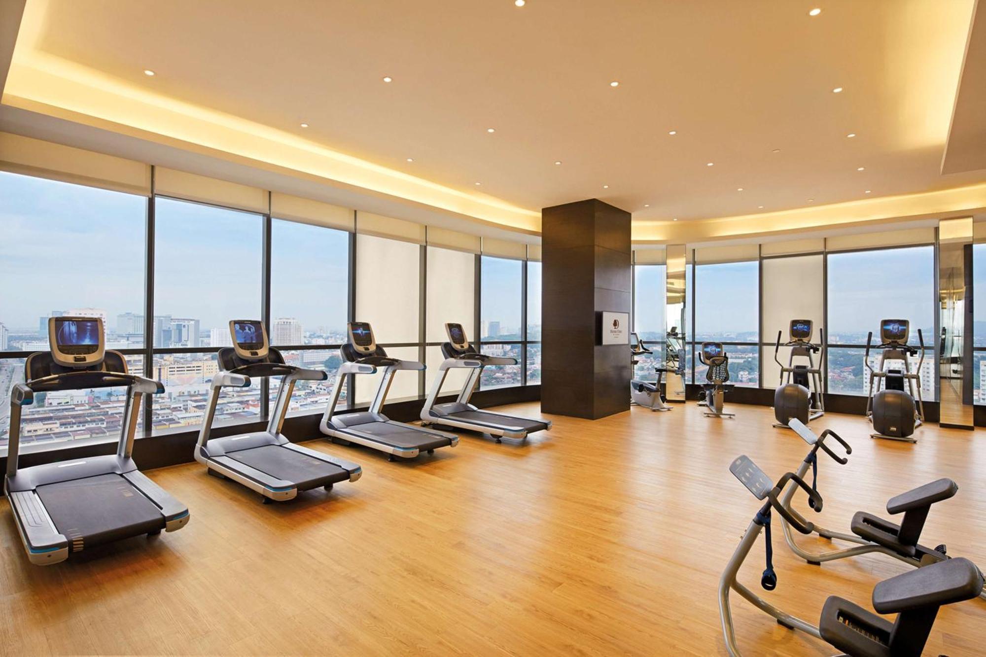 Hotel Doubletree By Hilton Melaka Malacca Esterno foto The gym at the hotel