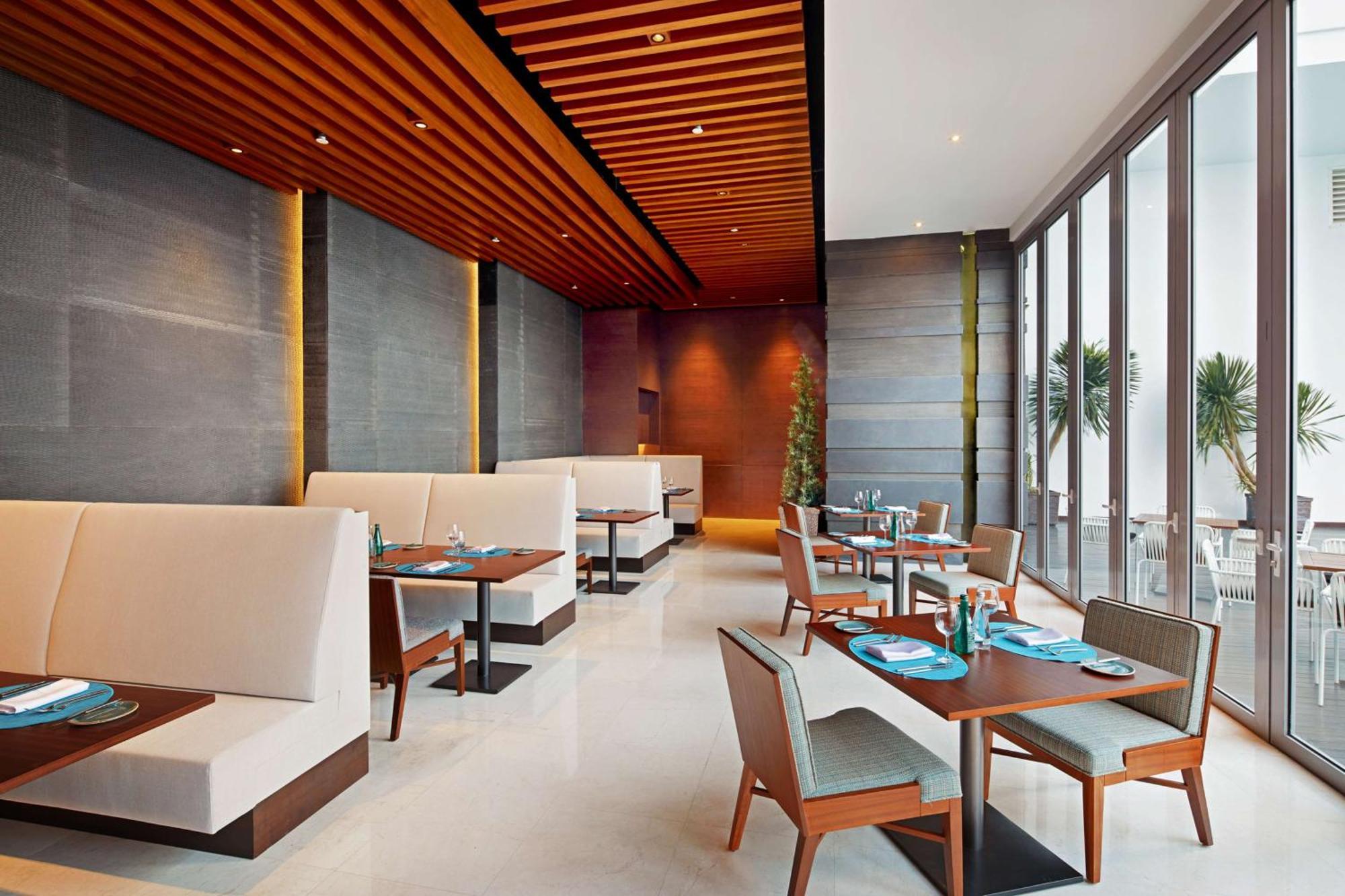 Hotel Doubletree By Hilton Melaka Malacca Esterno foto The restaurant