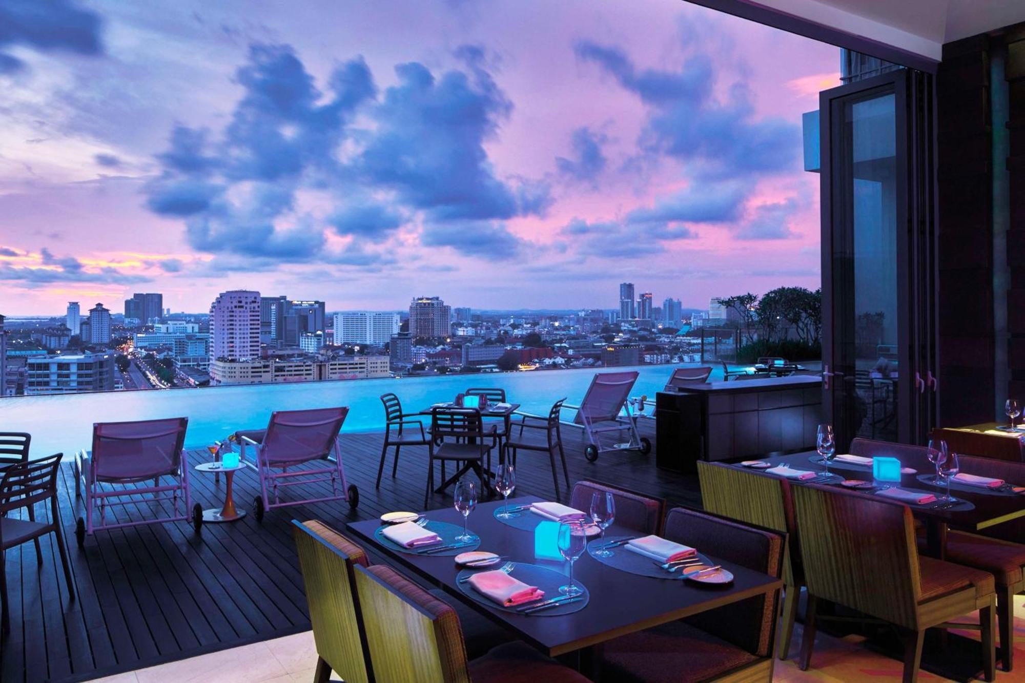 Hotel Doubletree By Hilton Melaka Malacca Esterno foto View from the rooftop bar