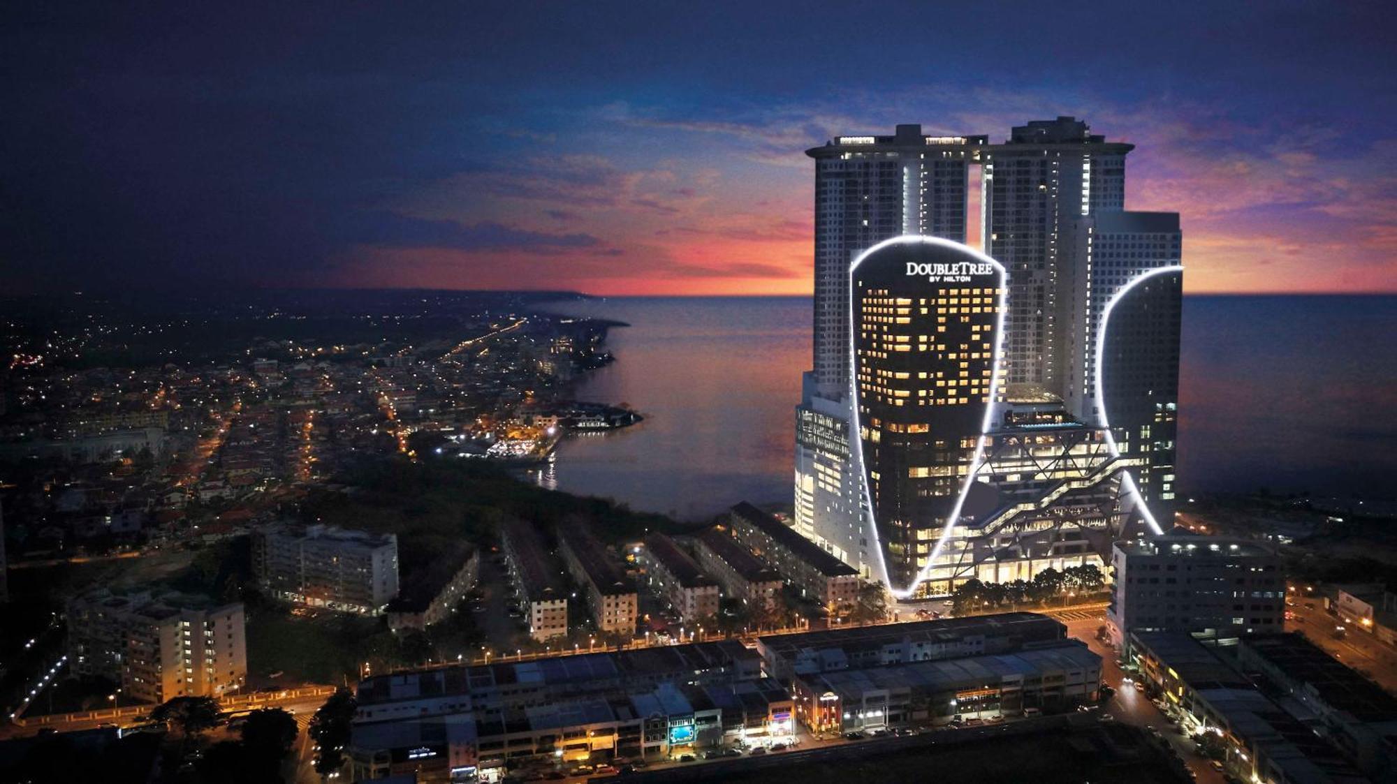 Hotel Doubletree By Hilton Melaka Malacca Esterno foto The complex at night