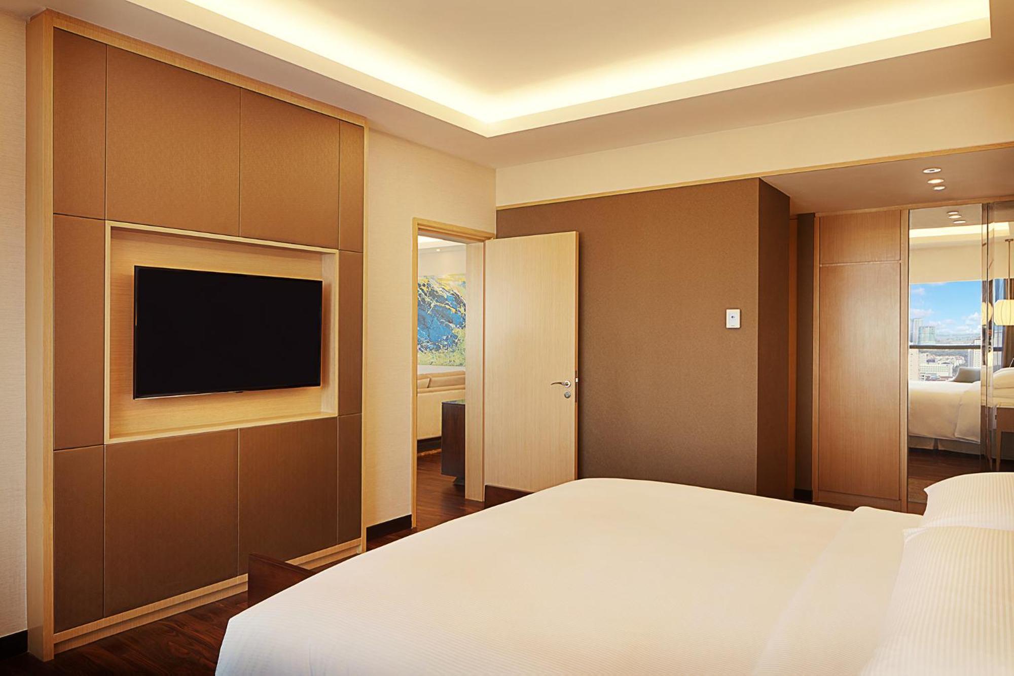 Hotel Doubletree By Hilton Melaka Malacca Esterno foto A bedroom in the hotel