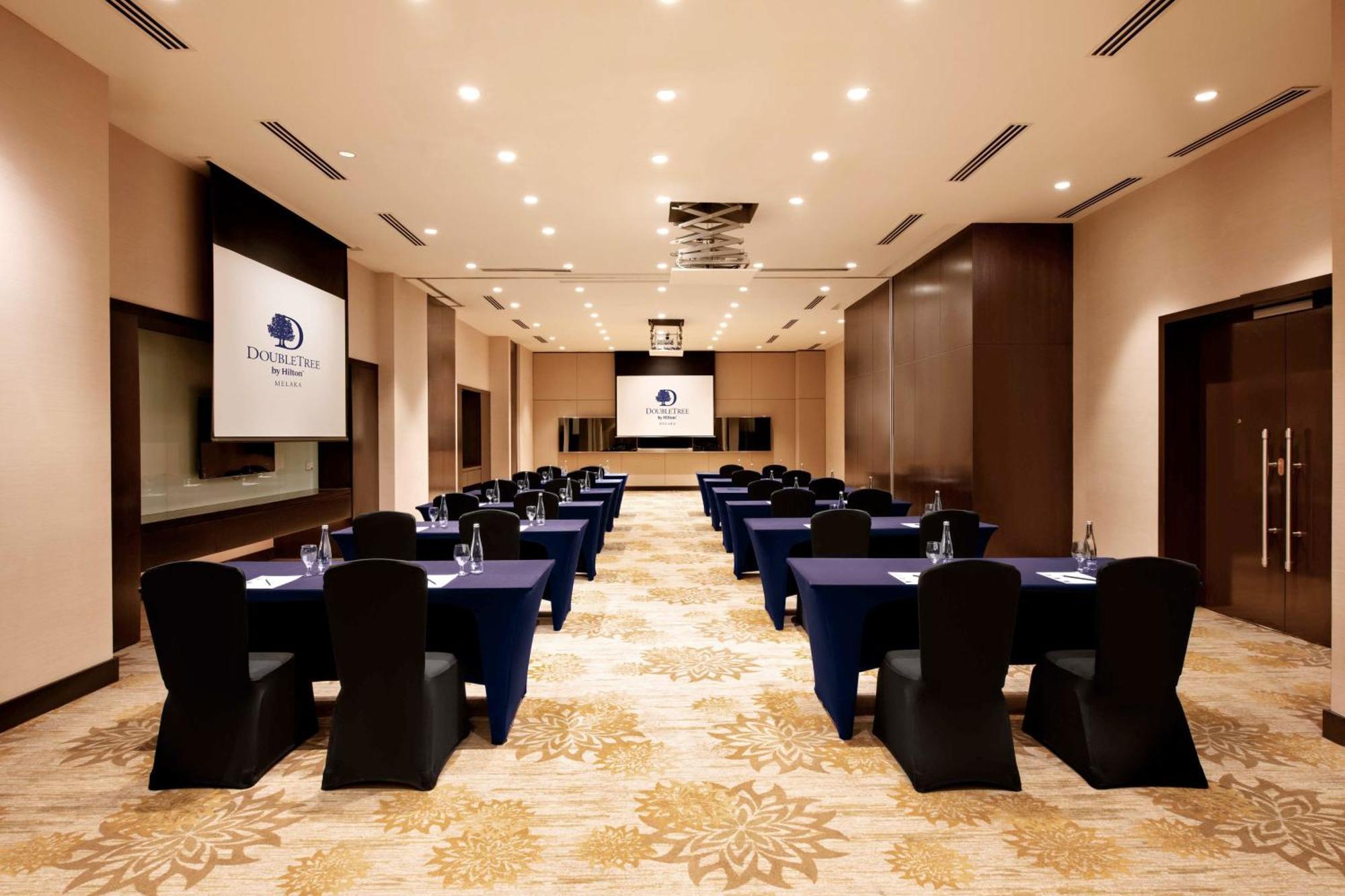 Hotel Doubletree By Hilton Melaka Malacca Esterno foto Meeting room