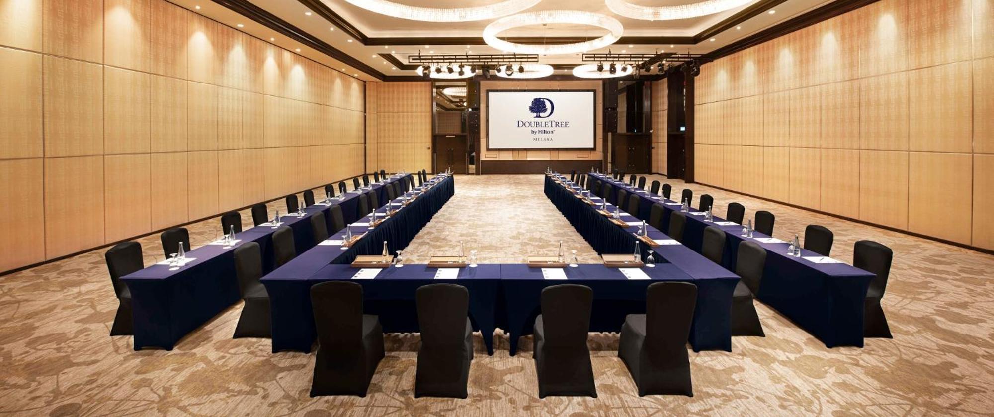 Hotel Doubletree By Hilton Melaka Malacca Esterno foto Meeting room