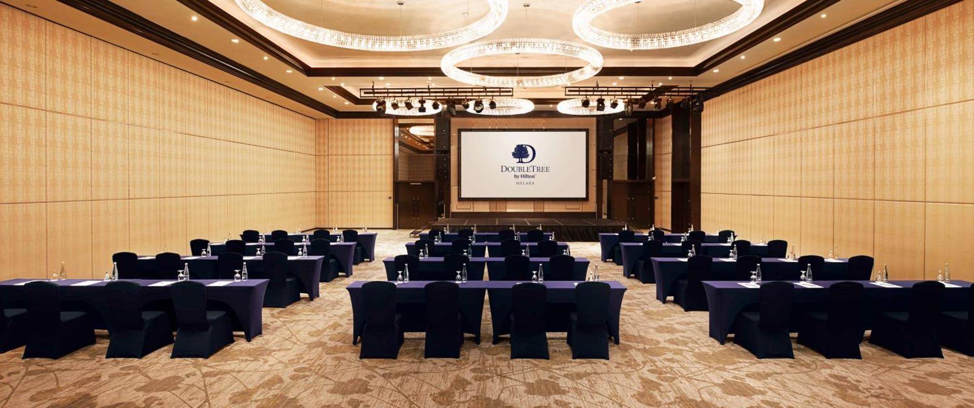 Hotel Doubletree By Hilton Melaka Malacca Esterno foto A meeting room at the hotel