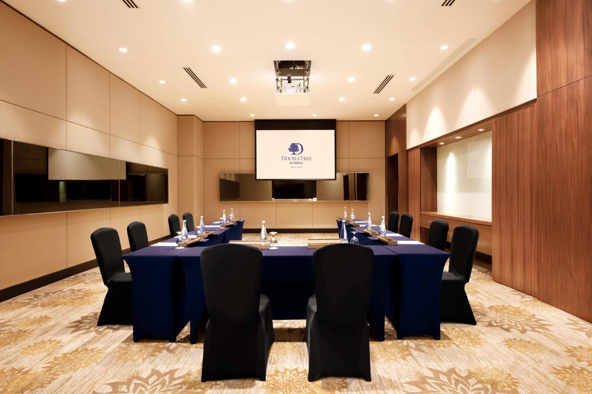 Hotel Doubletree By Hilton Melaka Malacca Esterno foto Meeting room