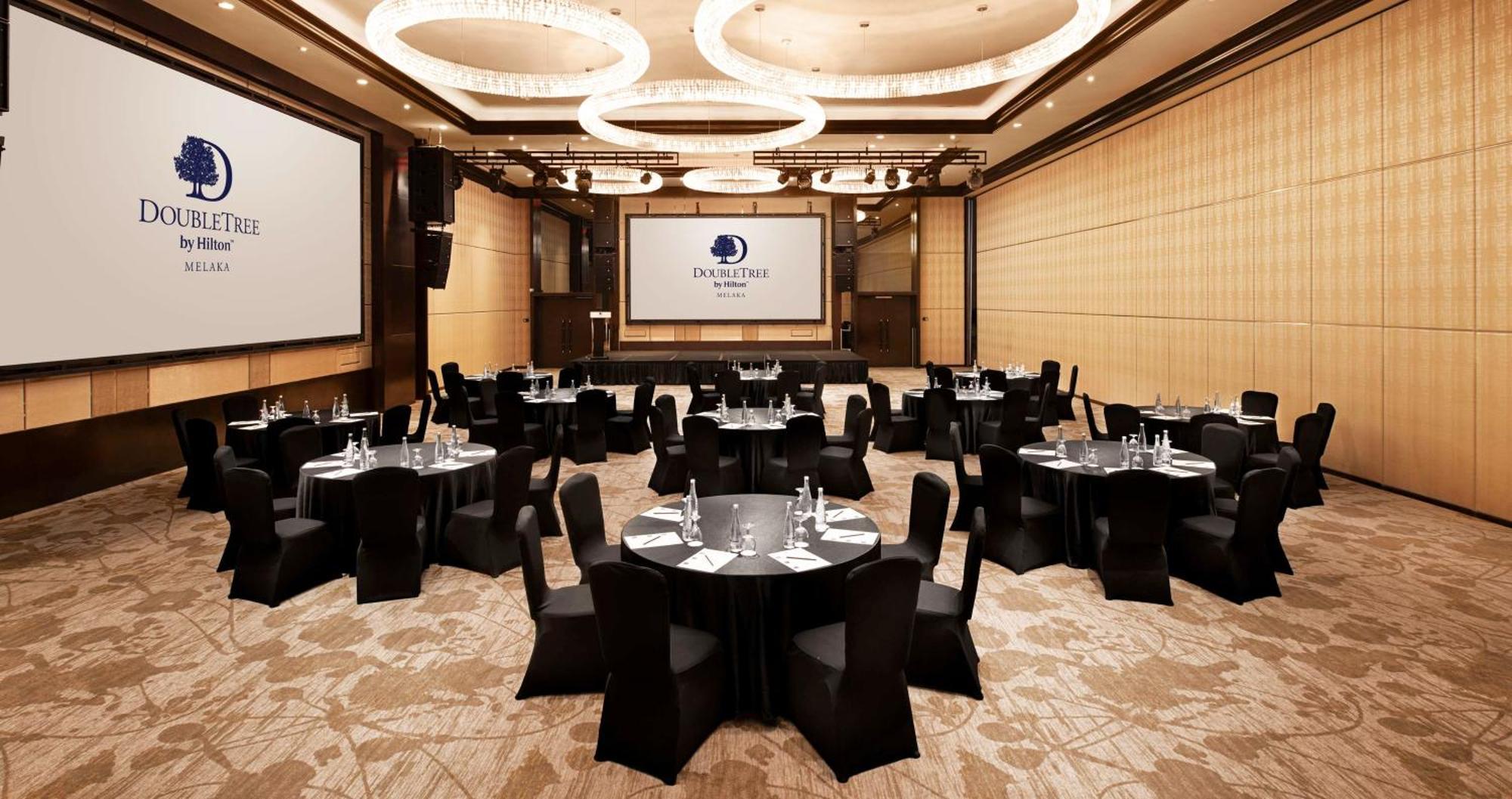 Hotel Doubletree By Hilton Melaka Malacca Esterno foto The ballroom