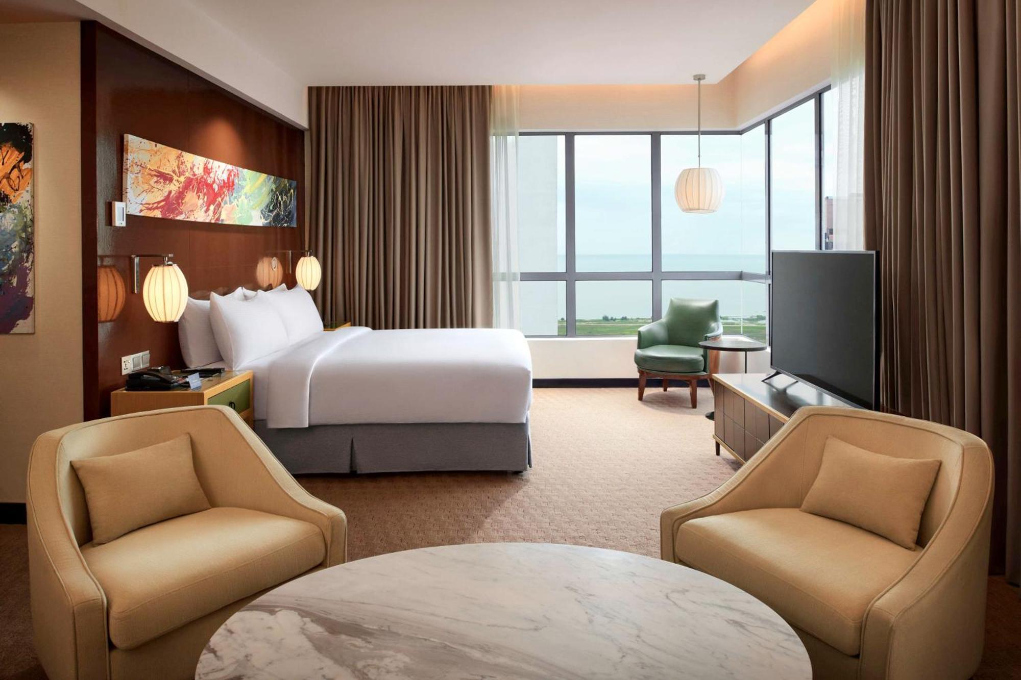 Hotel Doubletree By Hilton Melaka Malacca Esterno foto A guest room at the hotel
