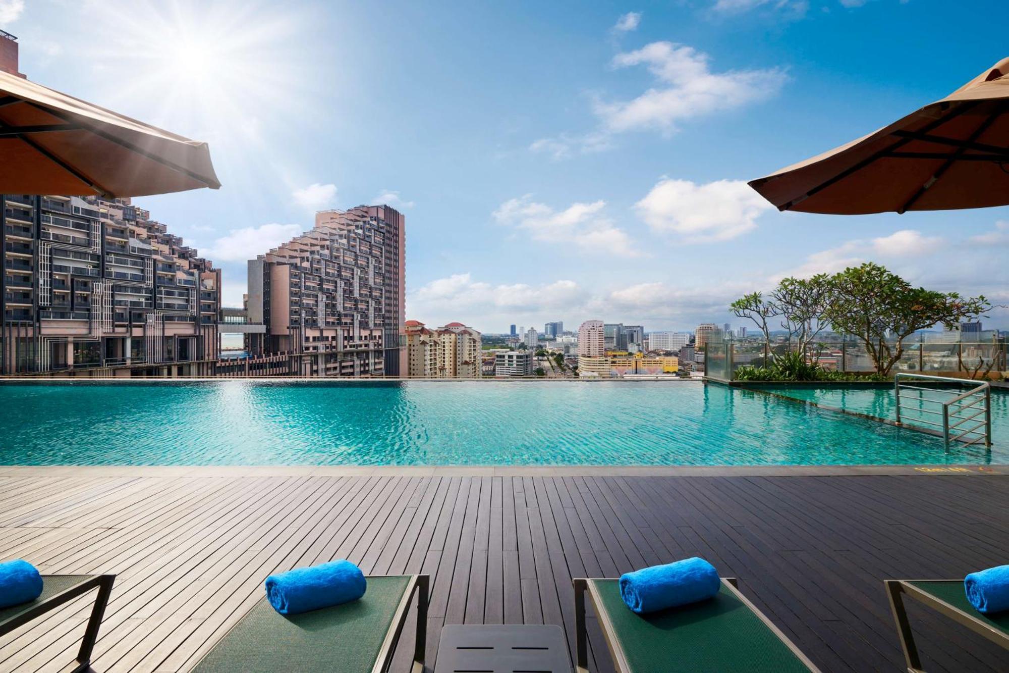 Hotel Doubletree By Hilton Melaka Malacca Esterno foto The swimming pool at the hotel