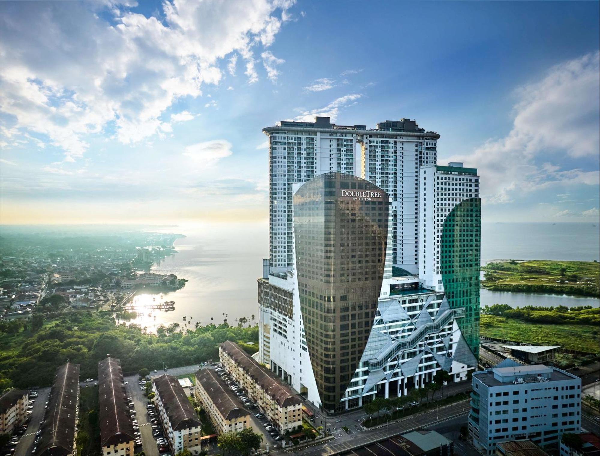 Hotel Doubletree By Hilton Melaka Malacca Esterno foto The Light Linear Residences